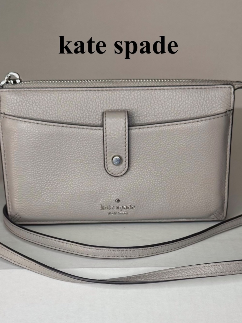 KATE SPADE New York Jackson SmCrossbody/Clutch/Pebble Leather/Gray
